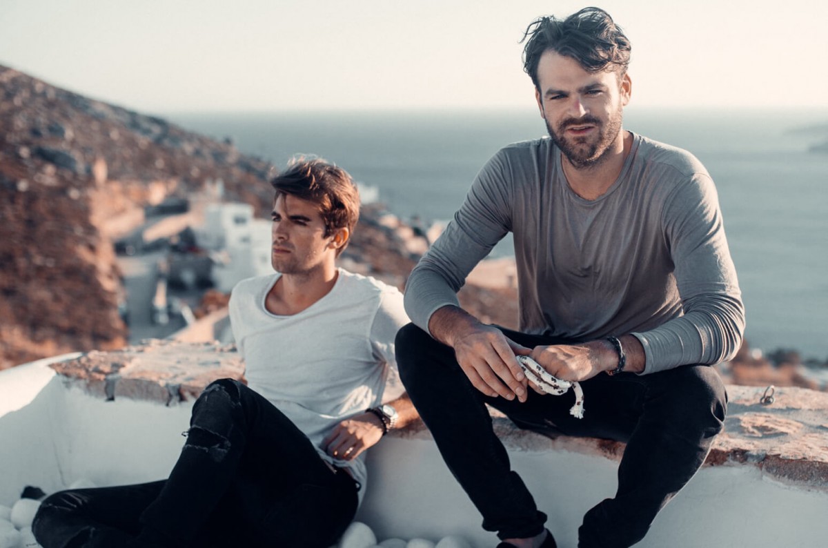 Dua anggota The Chainsmokers saat sedang tidak menggelar konser, mereka menghabiskan waktu untuk berjalan-jalan